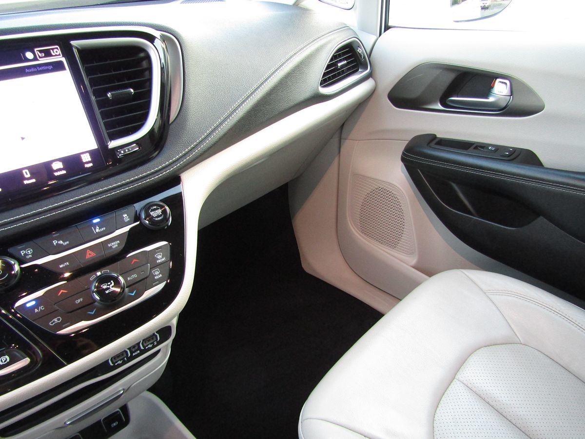 2021 Chrysler Pacifica Hybrid Touring L photo 23