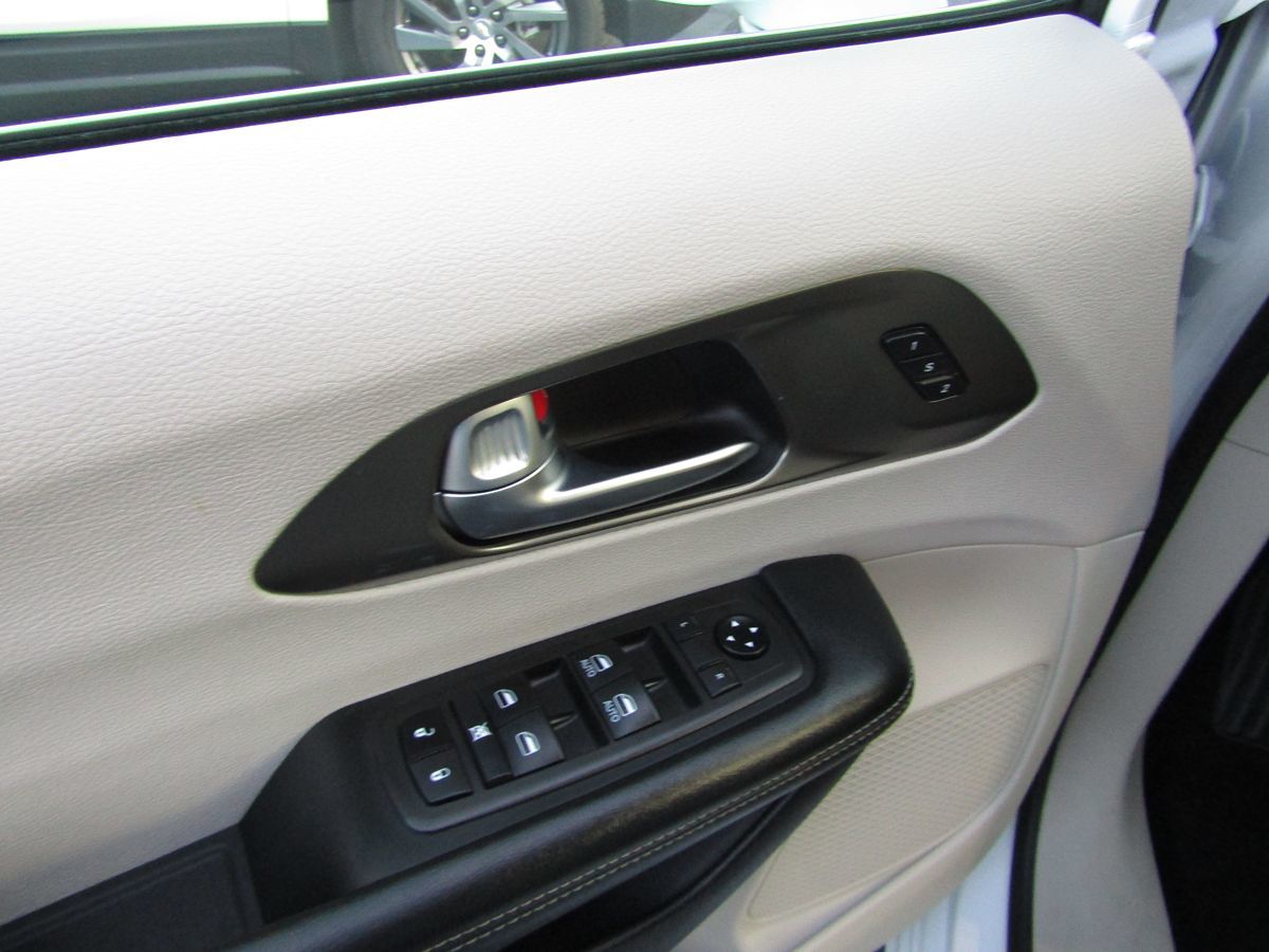 2021 Chrysler Pacifica Hybrid Touring L photo 24