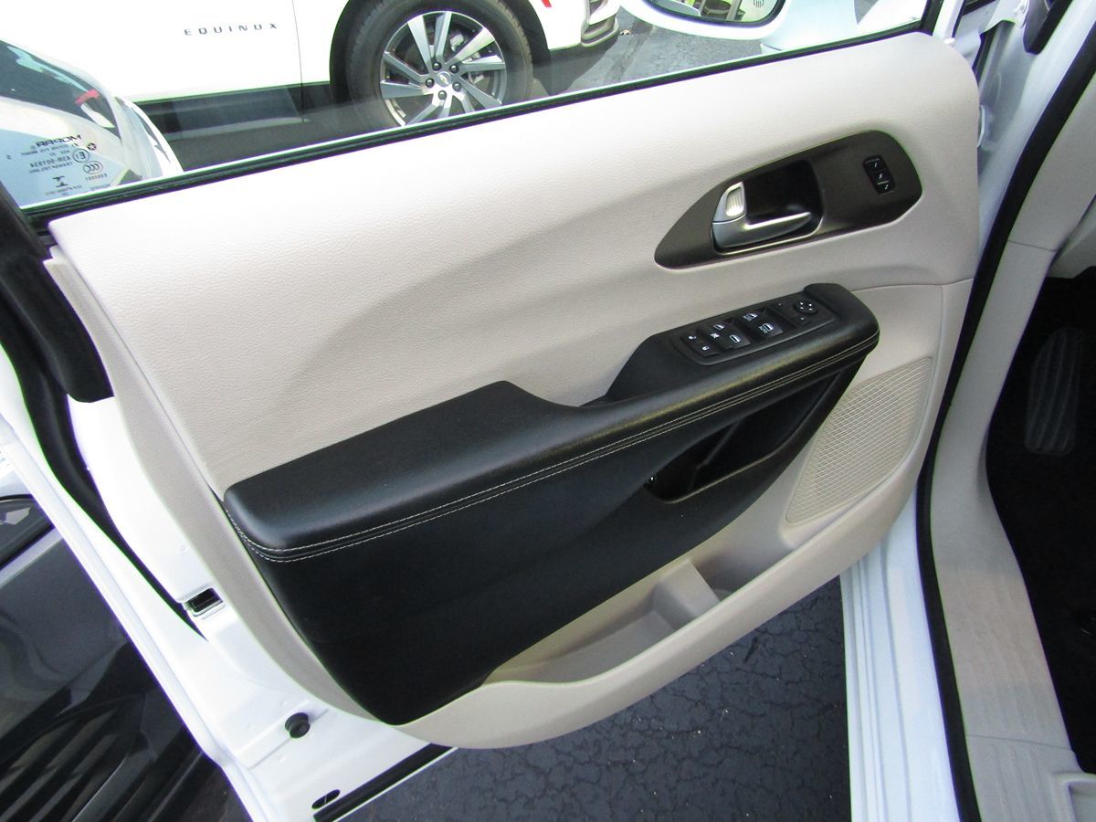 2021 Chrysler Pacifica Hybrid Touring L photo 25
