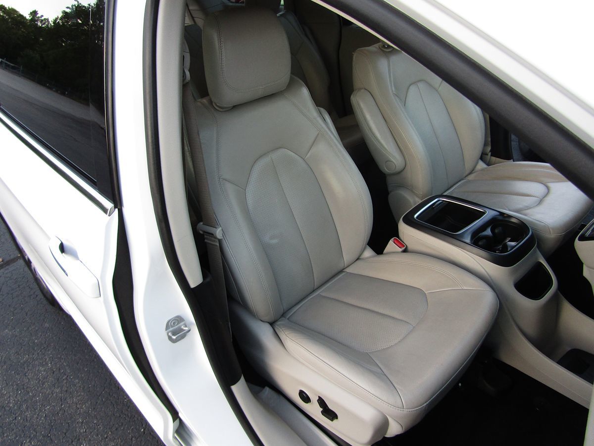 2021 Chrysler Pacifica Hybrid Touring L photo 27