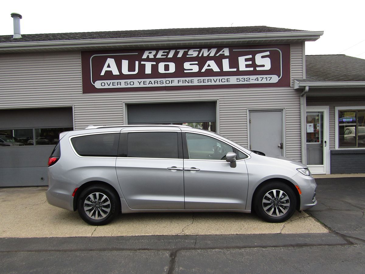 2021 Chrysler Pacifica Hybrid Touring L photo 2