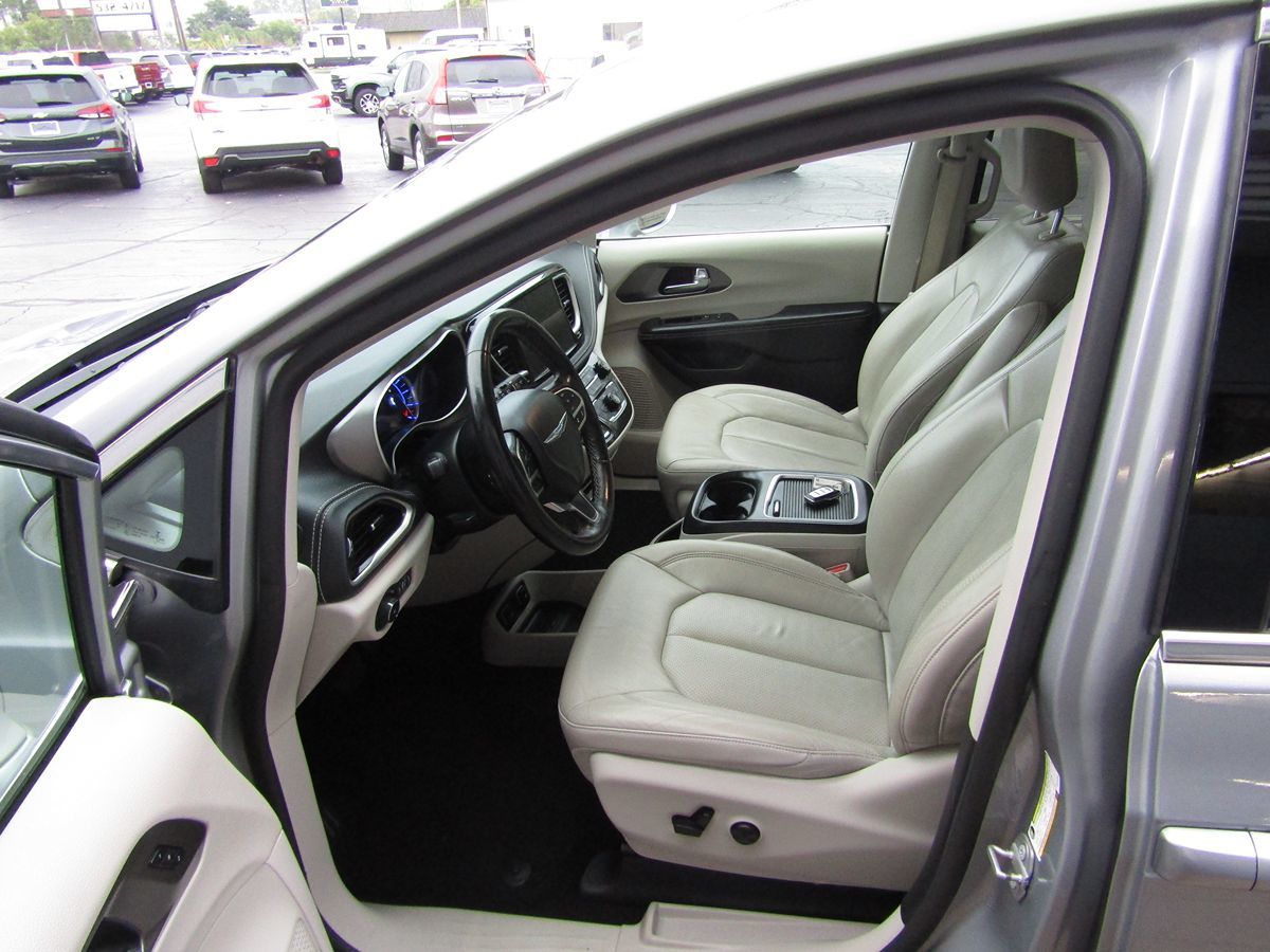 2021 Chrysler Pacifica Hybrid Touring L photo 4