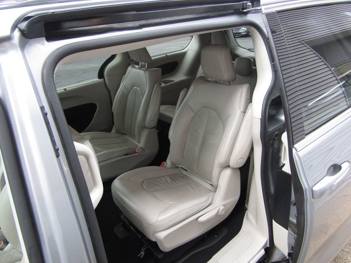 2021 Chrysler Pacifica Hybrid Touring L photo 5