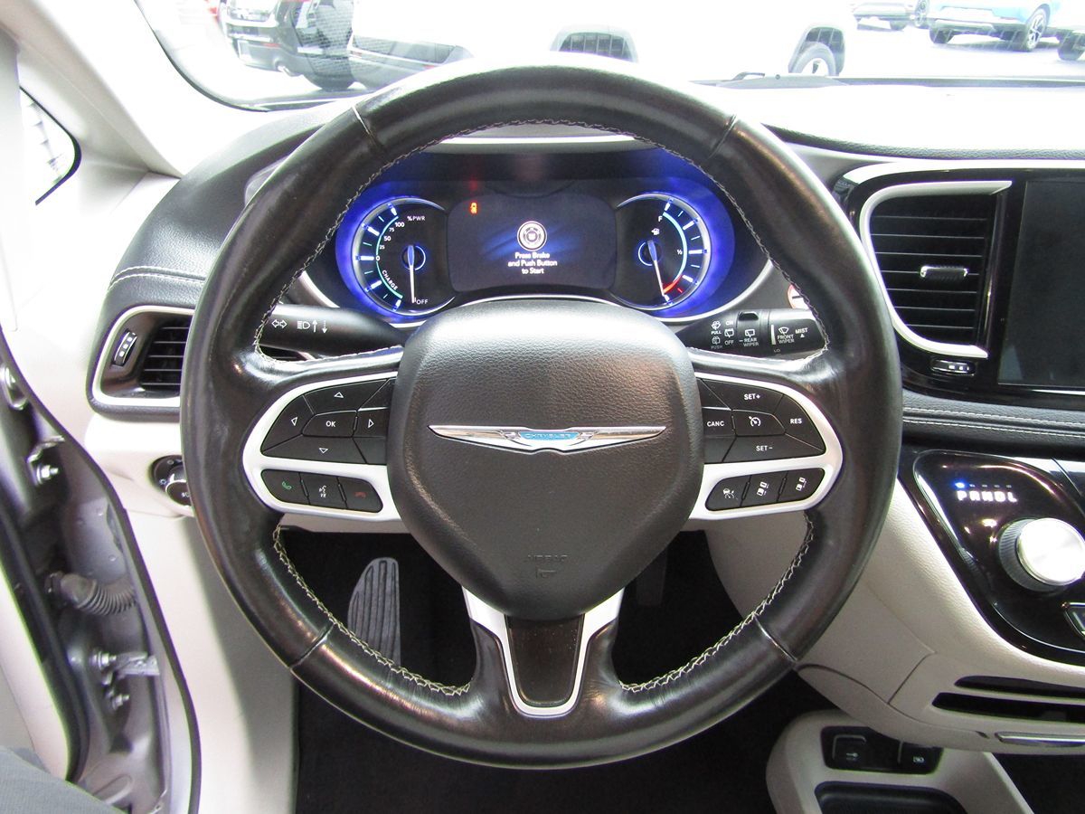 2021 Chrysler Pacifica Hybrid Touring L photo 7