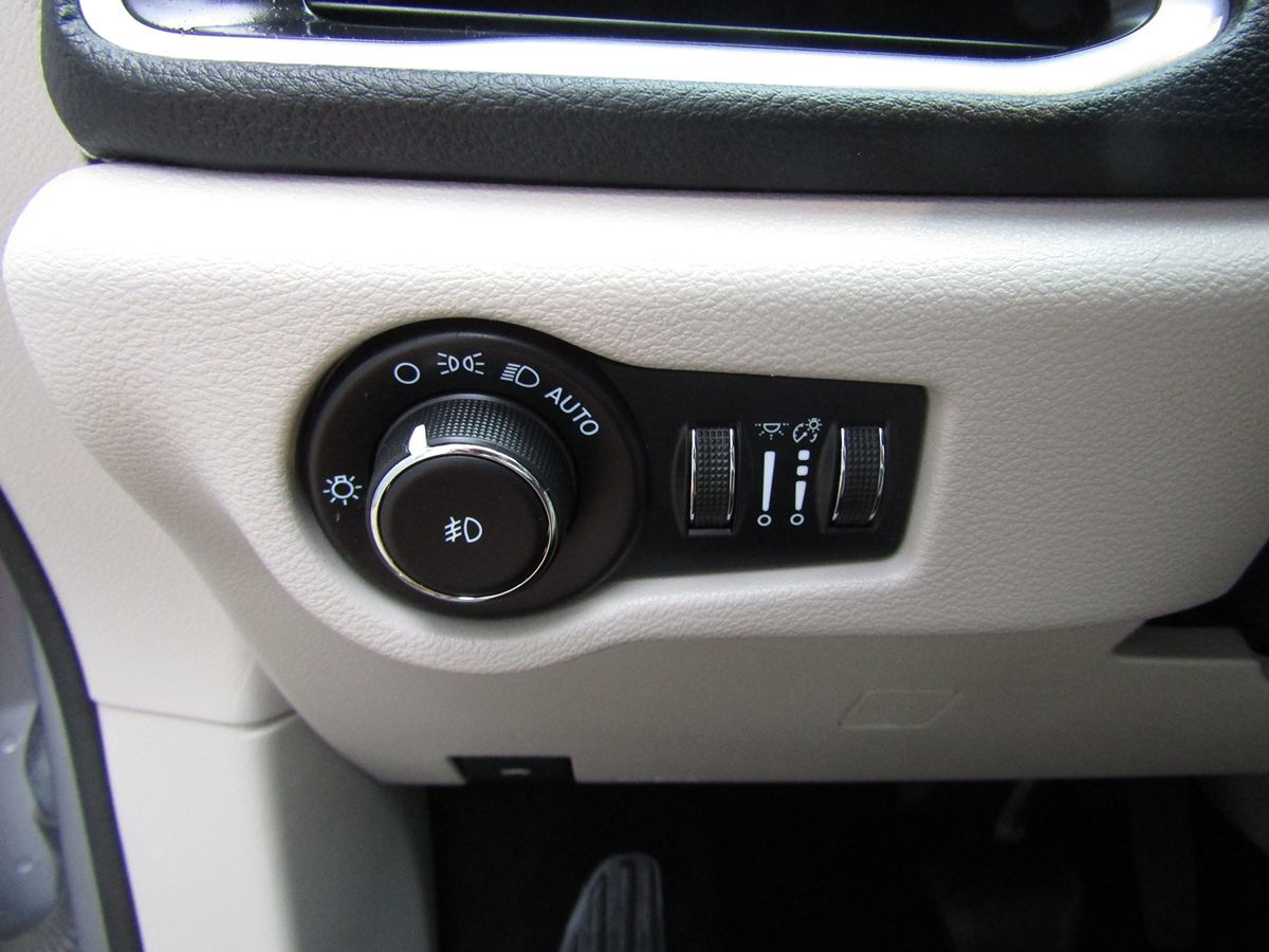 2021 Chrysler Pacifica Hybrid Touring L photo 12