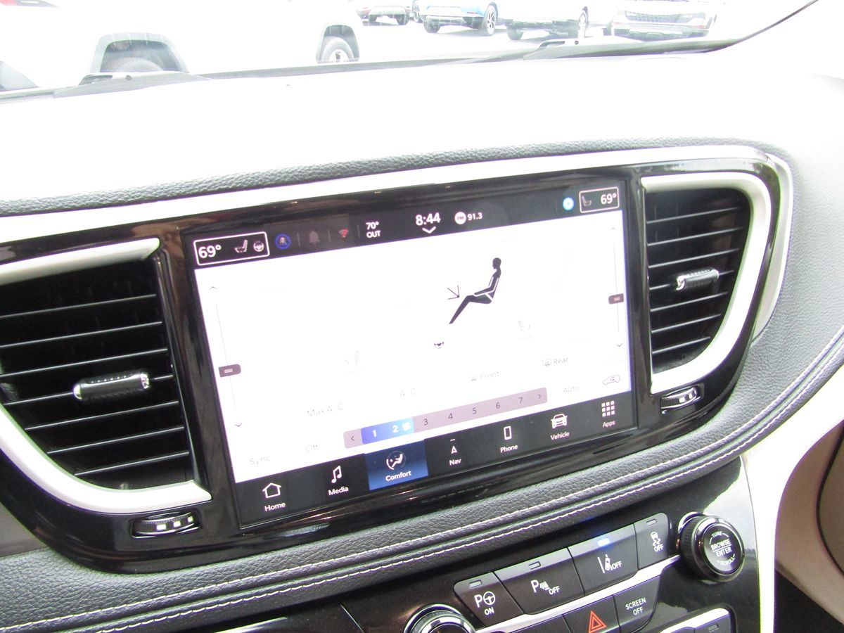 2021 Chrysler Pacifica Hybrid Touring L photo 13