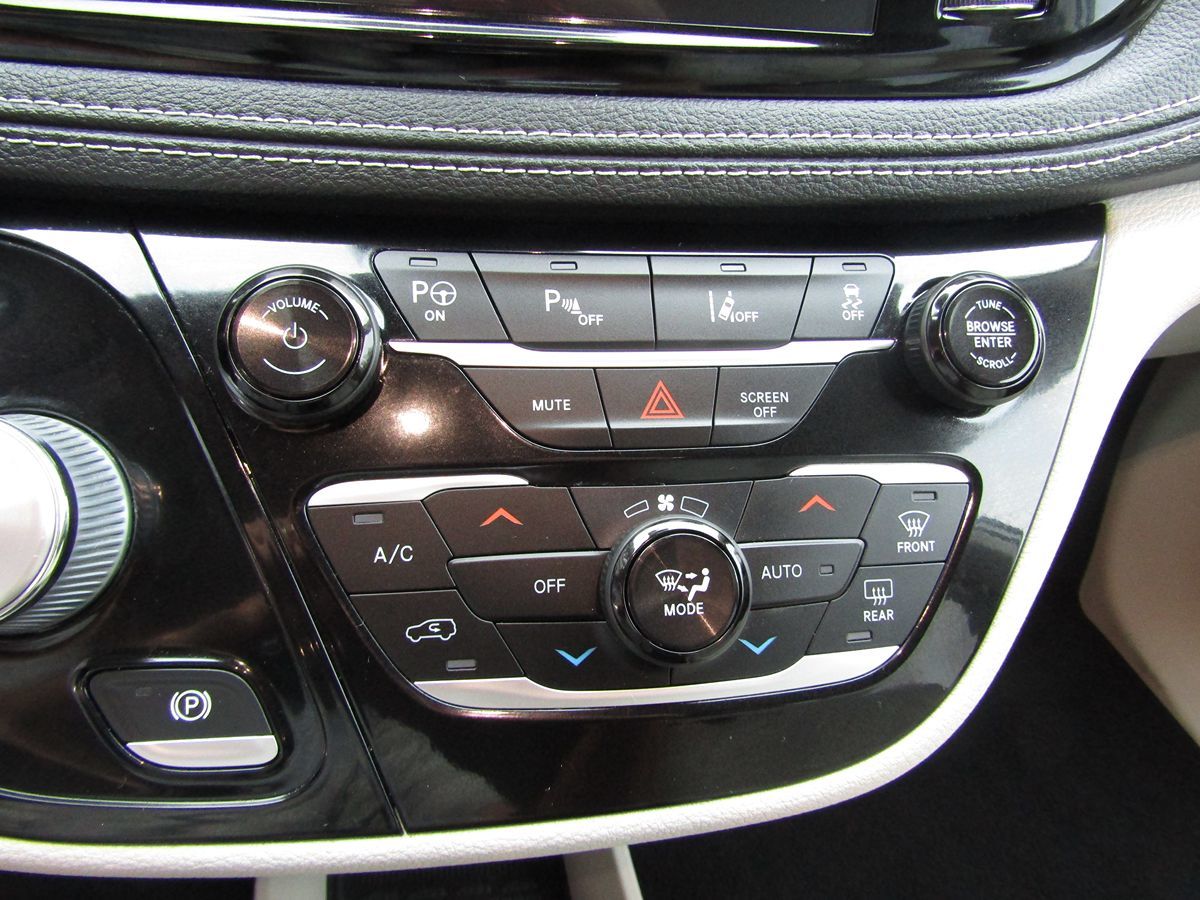 2021 Chrysler Pacifica Hybrid Touring L photo 18