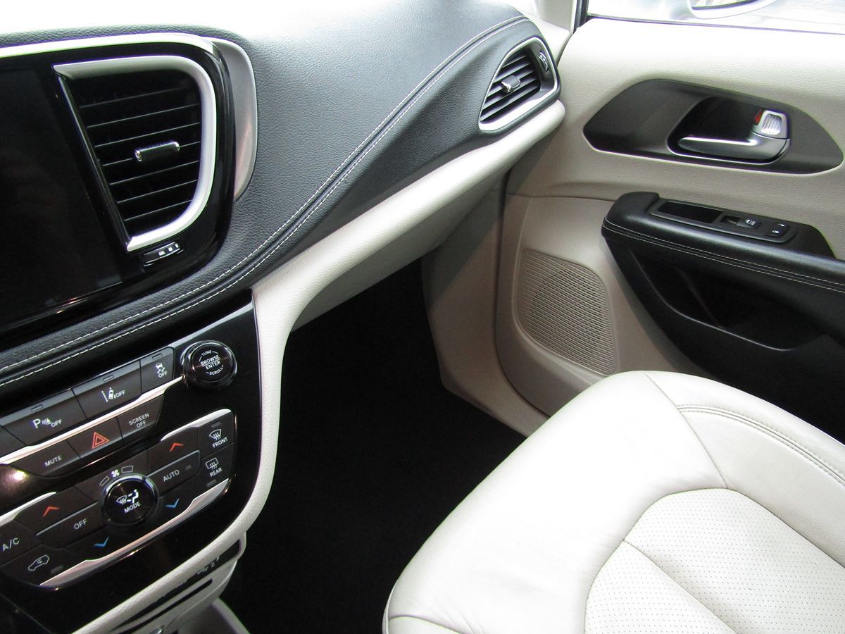2021 Chrysler Pacifica Hybrid Touring L photo 25