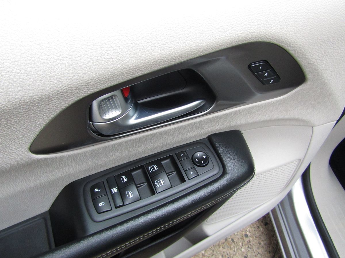 2021 Chrysler Pacifica Hybrid Touring L photo 26