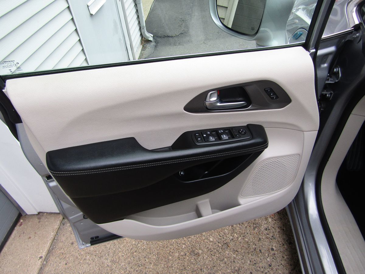 2021 Chrysler Pacifica Hybrid Touring L photo 27