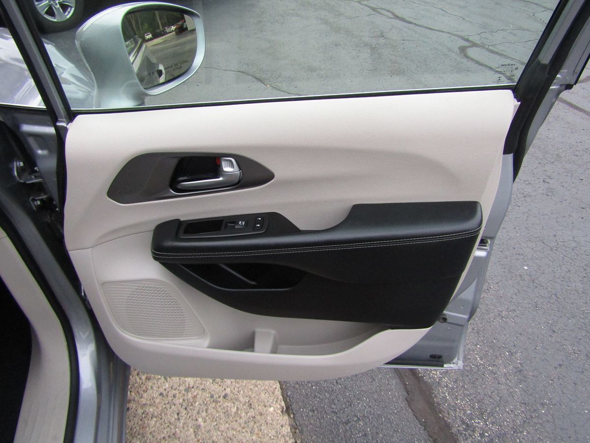 2021 Chrysler Pacifica Hybrid Touring L photo 29