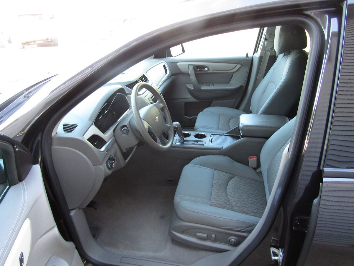2017 Chevrolet Traverse LS photo 3