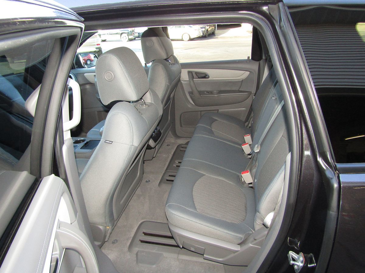 2017 Chevrolet Traverse LS photo 4