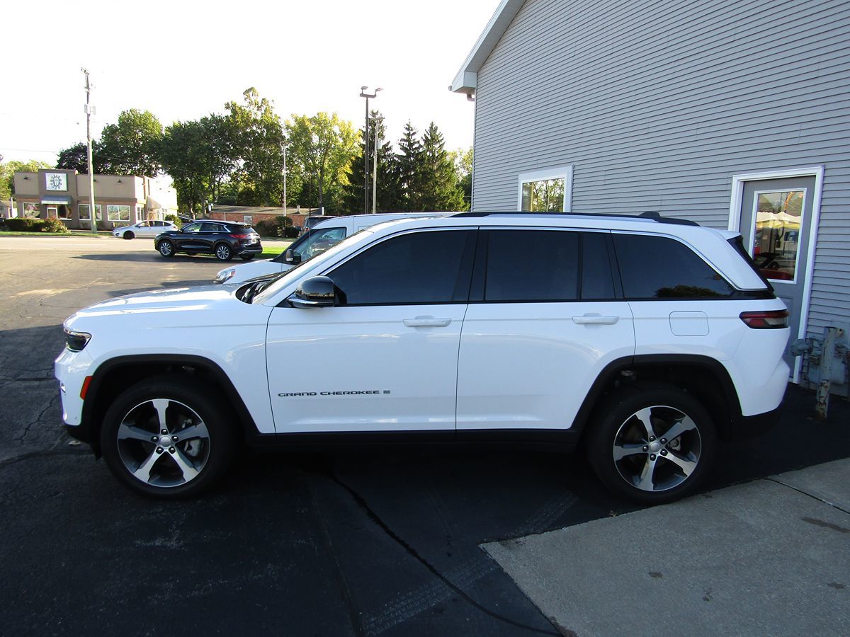 2023 Jeep Grand Cherokee Limited photo 2