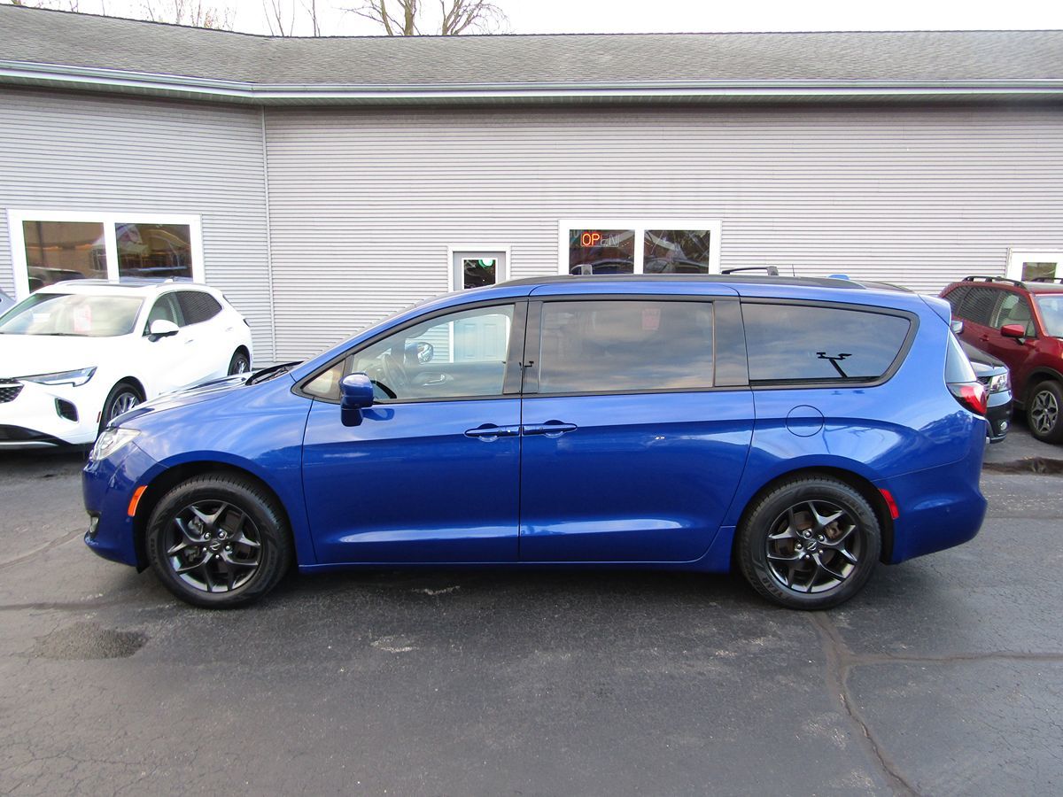 2019 Chrysler Pacifica Touring L photo 2