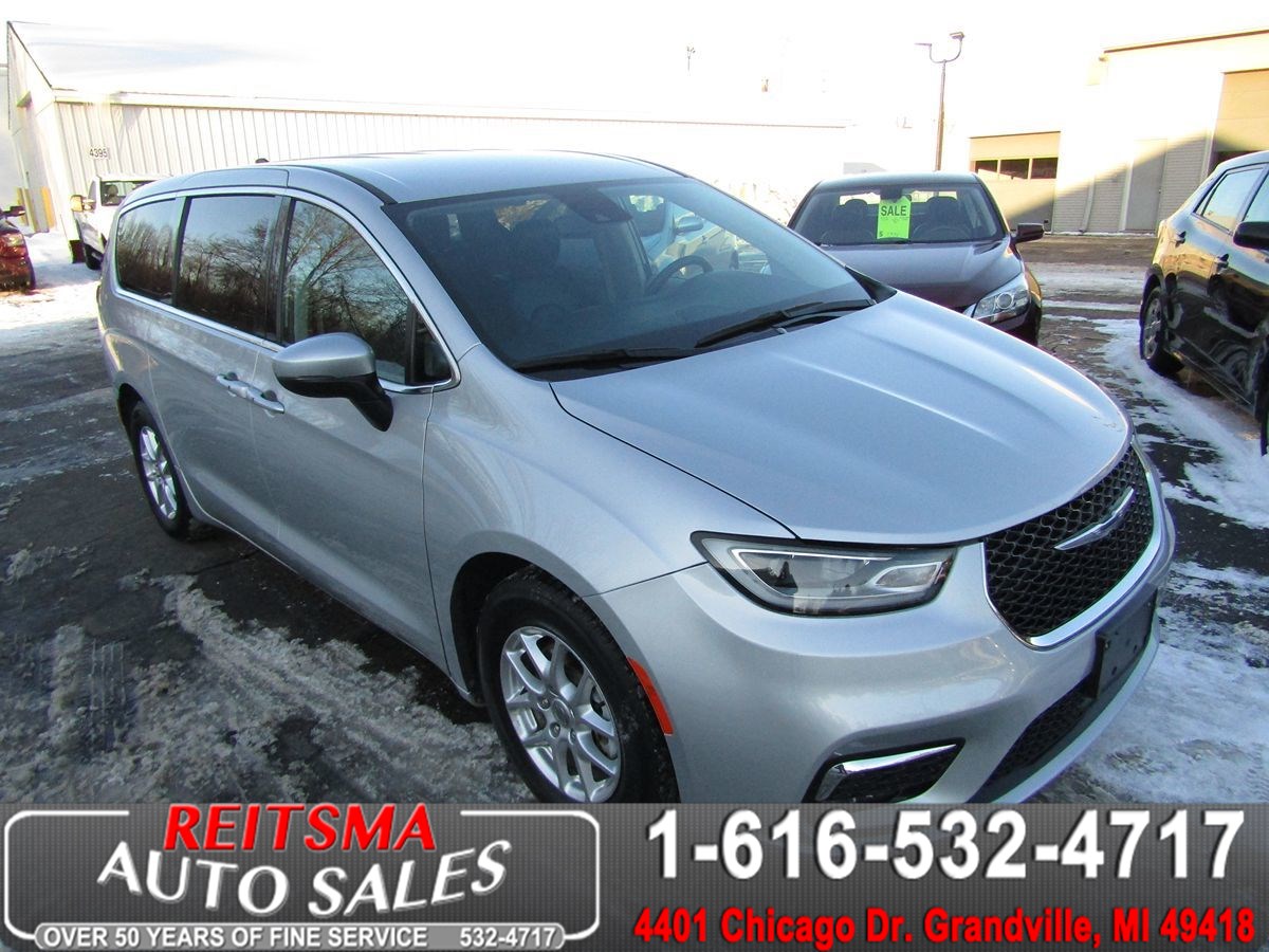 2023 Chrysler Pacifica Touring L's photo
