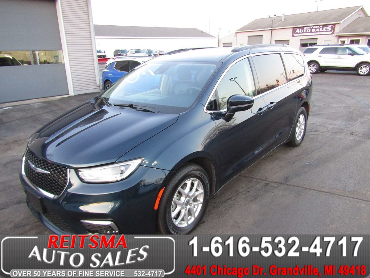 2022 Chrysler Pacifica Touring L's photo
