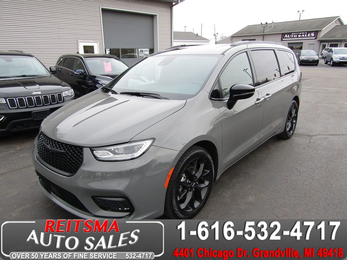 2025 Chrysler Pacifica Limited's photo