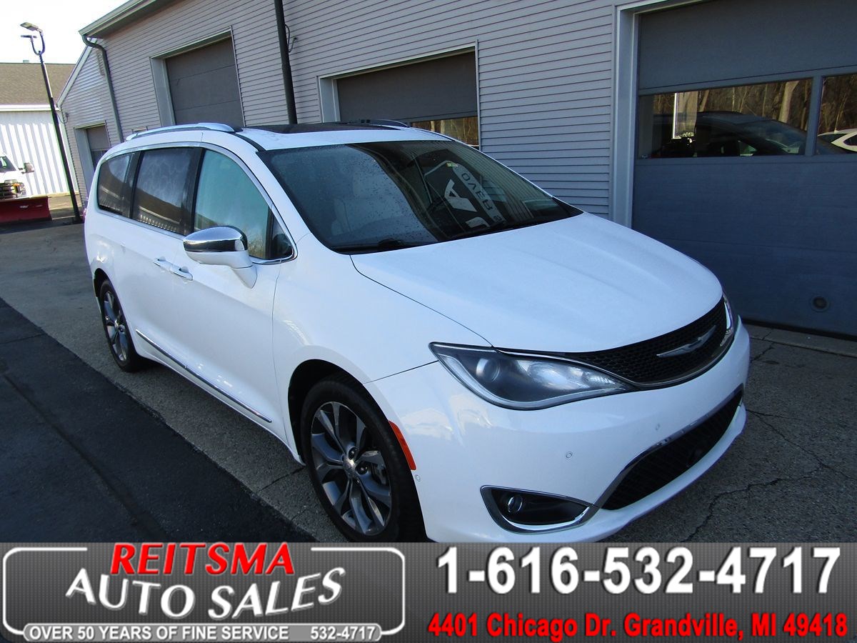 2017 Chrysler Pacifica Limited's photo
