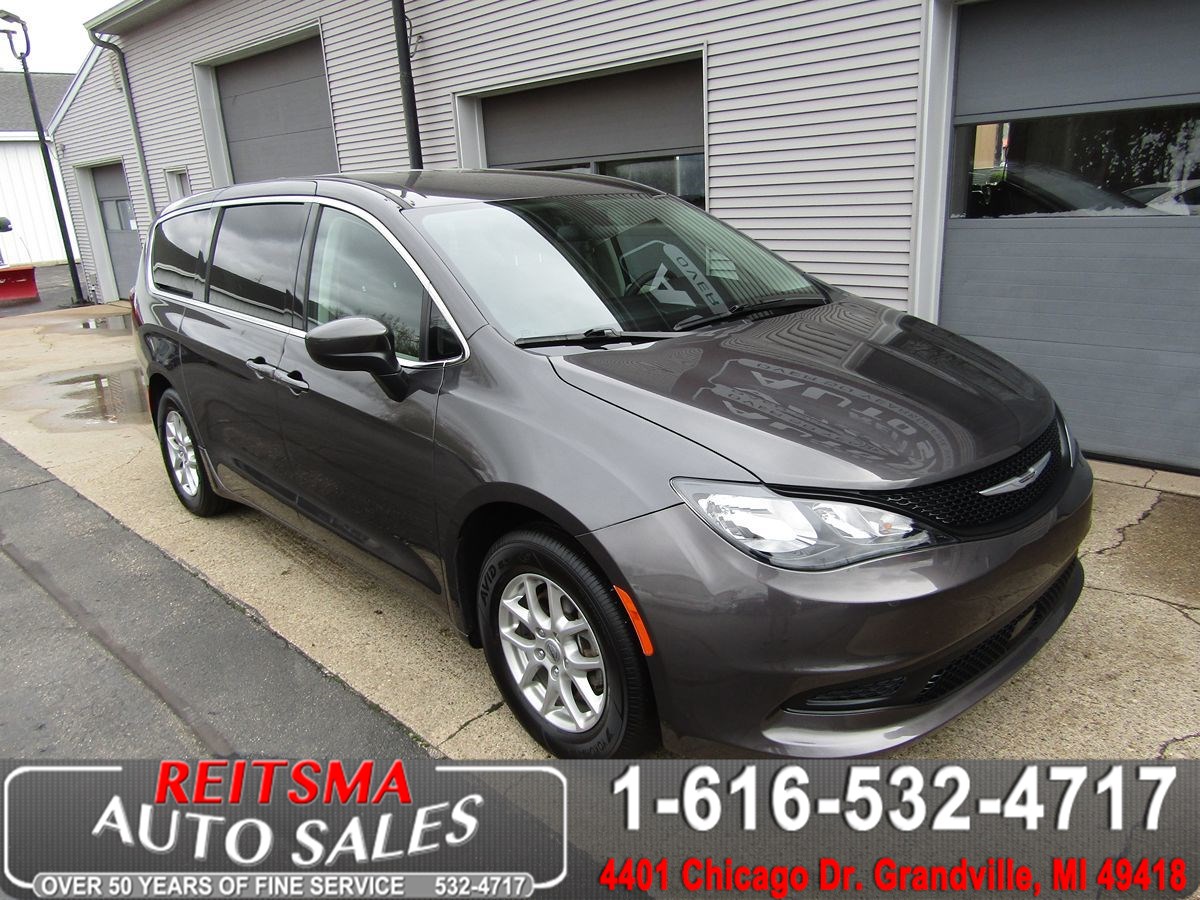 2022 Chrysler Voyager LX's photo