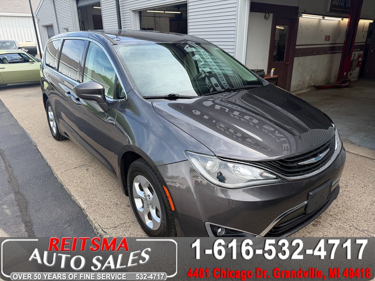 2017 Chrysler Pacifica Hybrid Touring Plus's photo