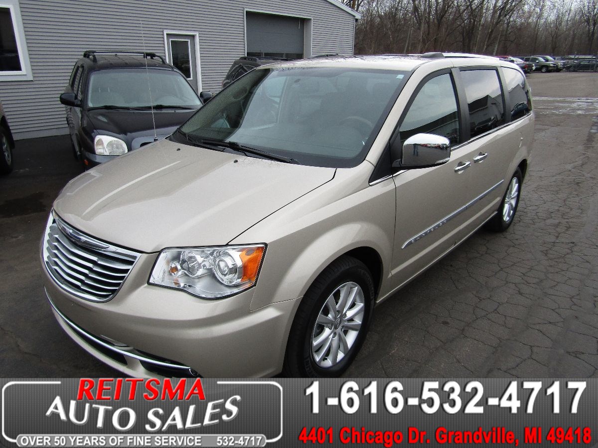 Sold 2016 Chrysler Town Country Limited Platinum in Grandville