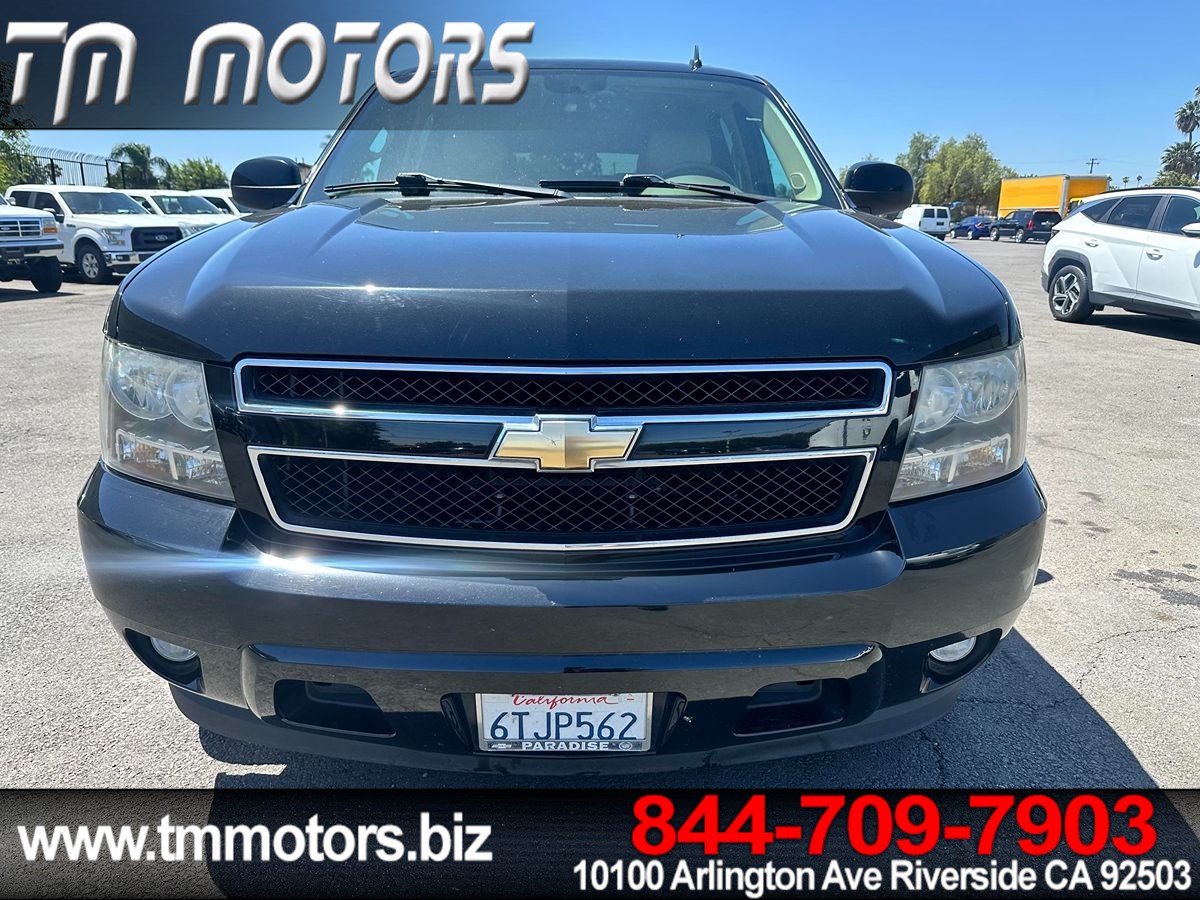 2011 Chevrolet Suburban LT photo 2