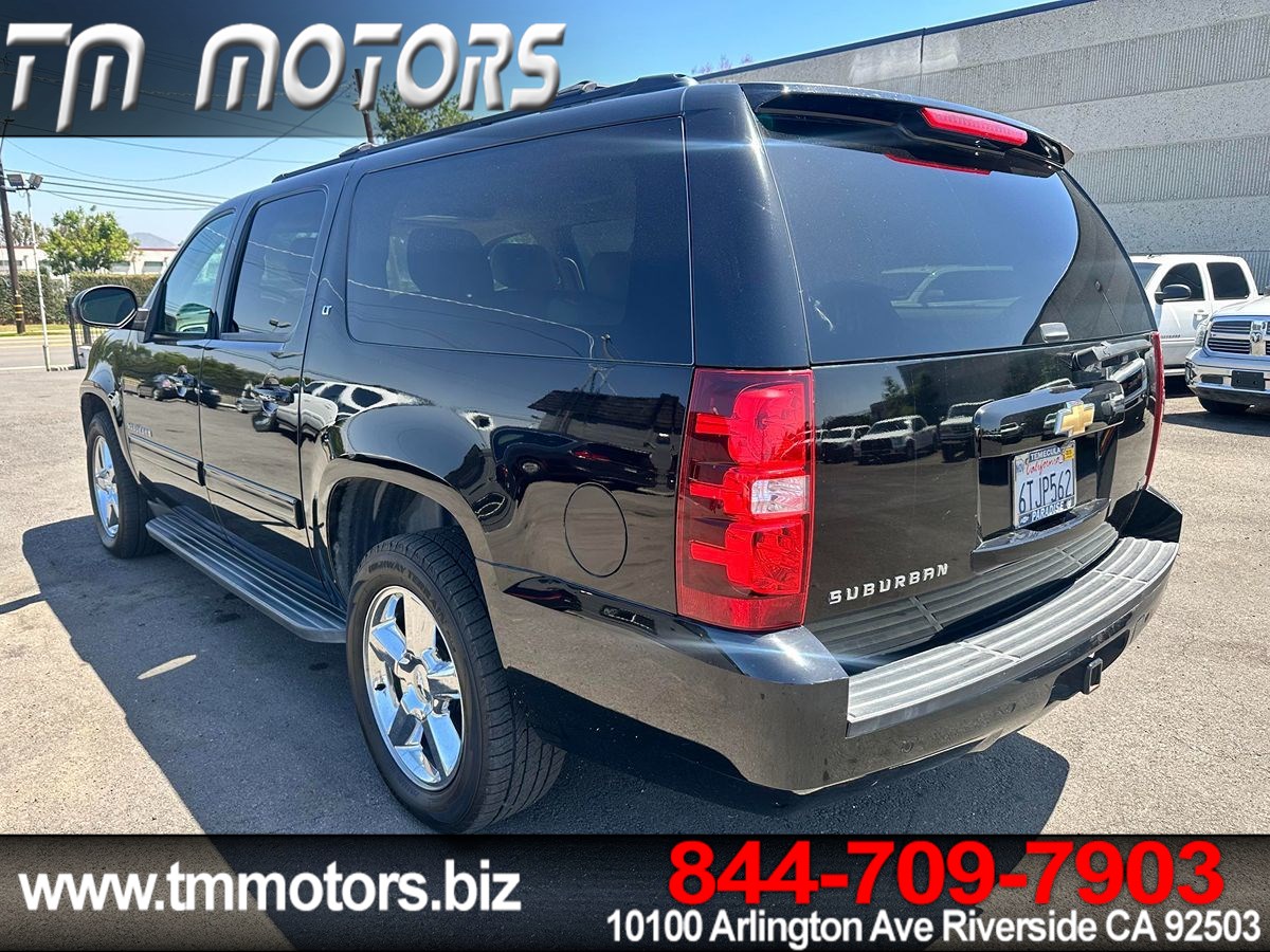 2011 Chevrolet Suburban LT photo 4