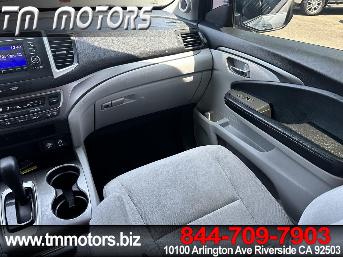 2019 Honda Pilot LX photo 12