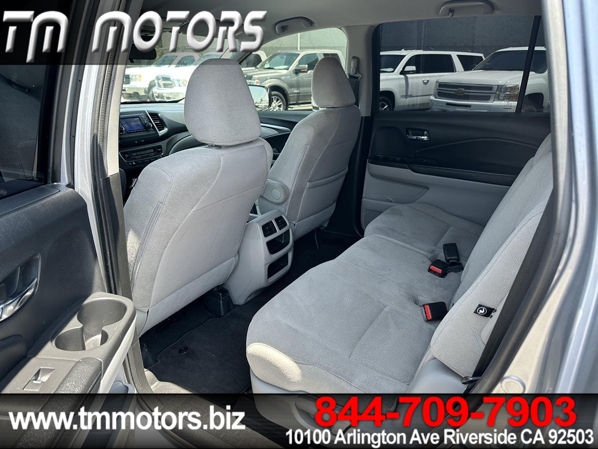2019 Honda Pilot LX photo 16