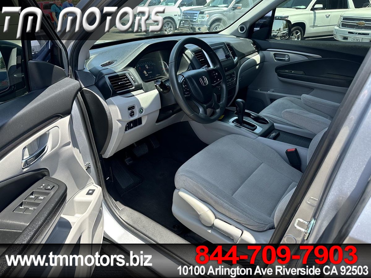 2019 Honda Pilot LX photo 6