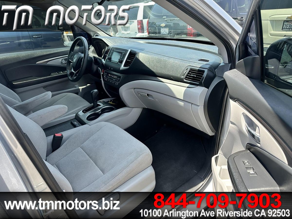 2019 Honda Pilot LX photo 11