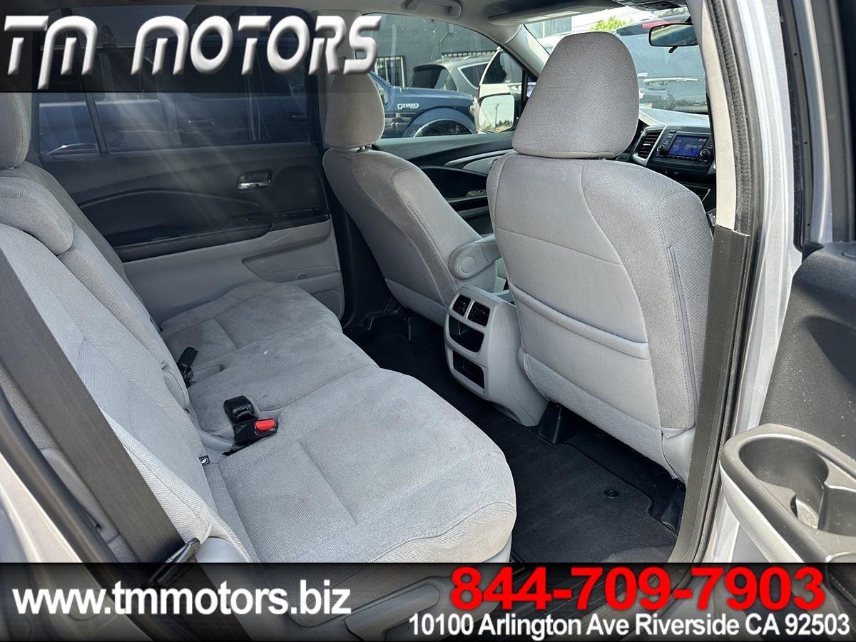 2019 Honda Pilot LX photo 9
