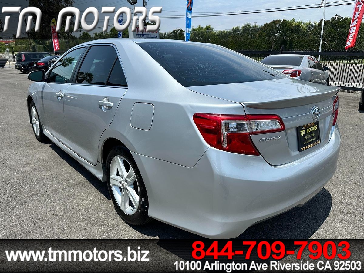 2012 Toyota Camry SE photo 4