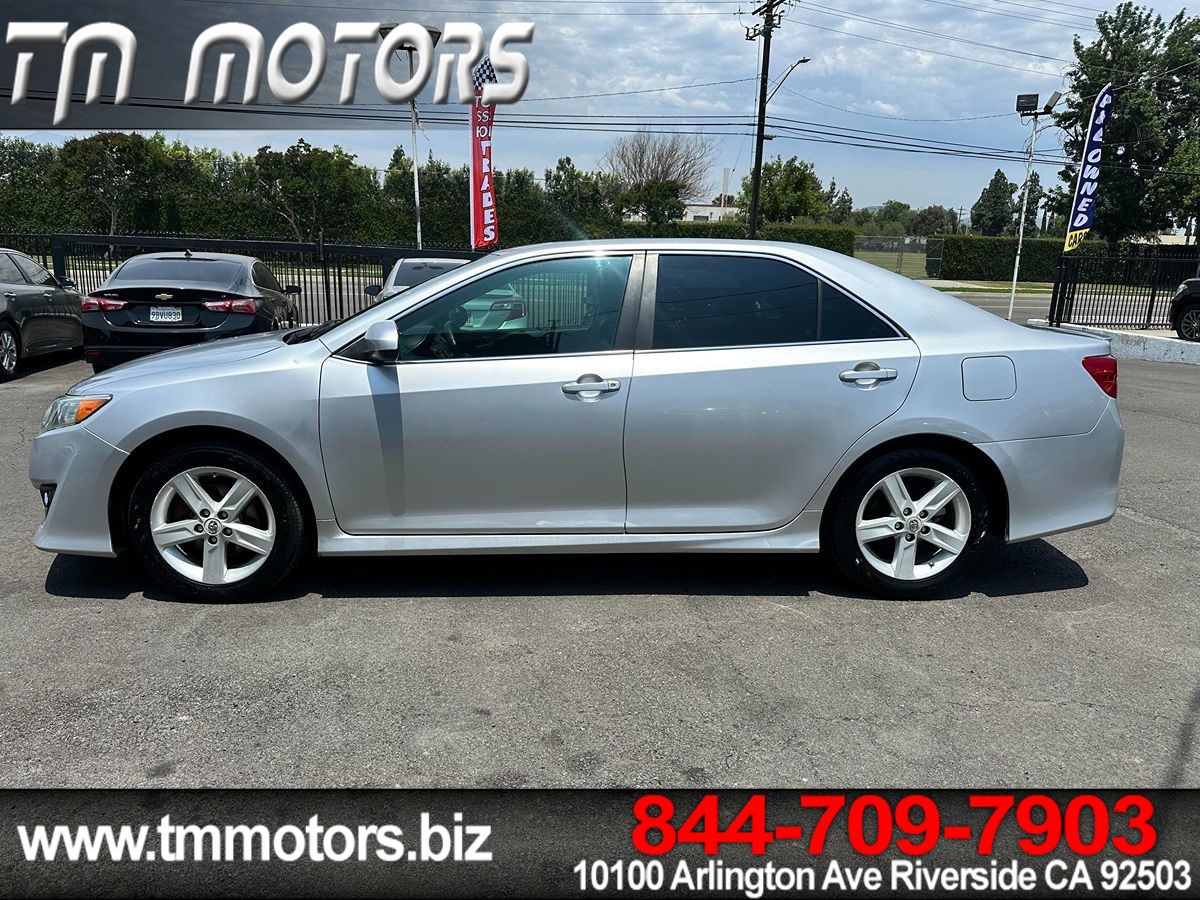 2012 Toyota Camry SE photo 3