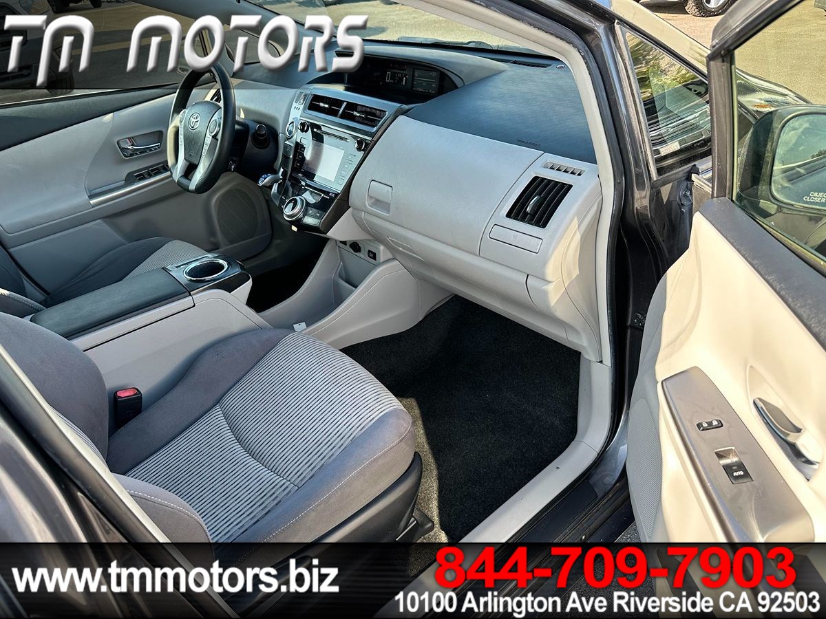 2017 Toyota Prius V Three photo 11