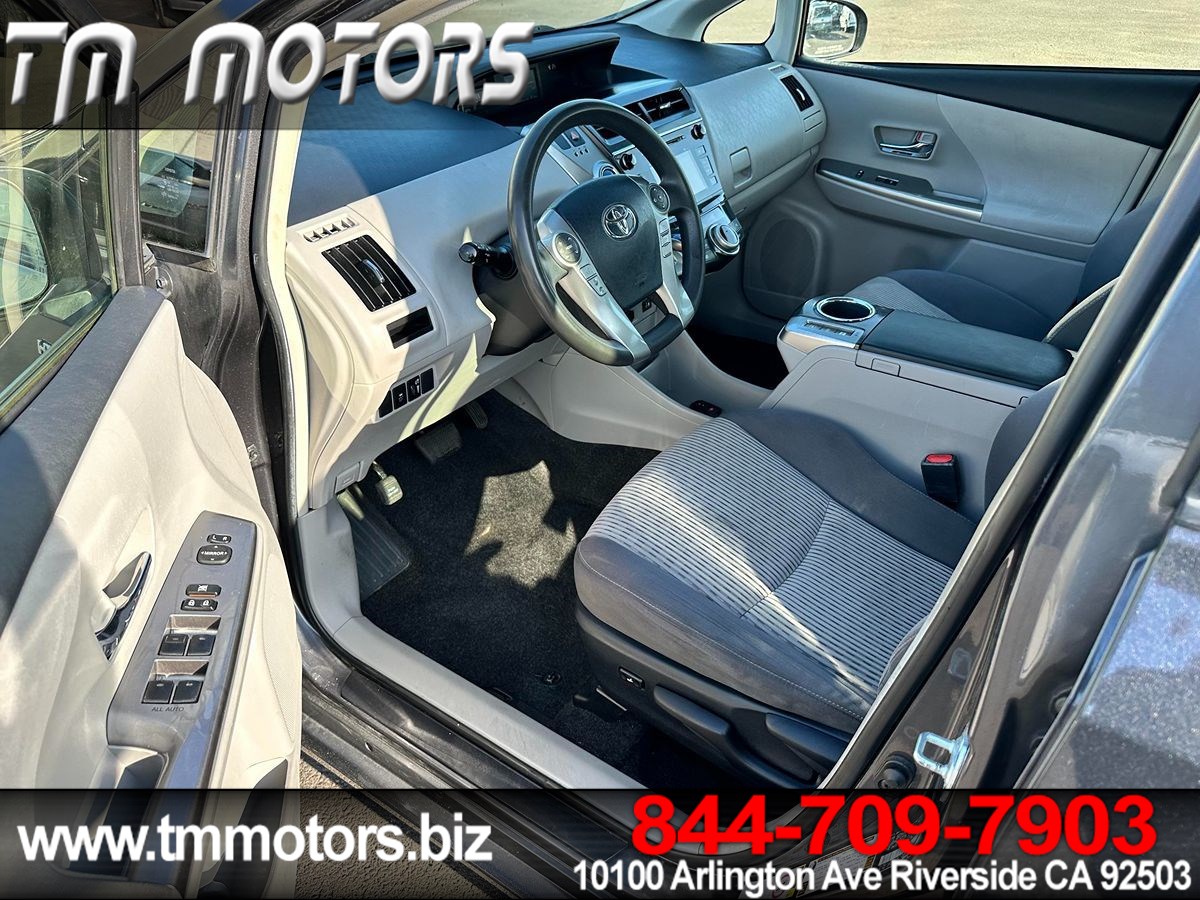 2017 Toyota Prius V Three photo 6