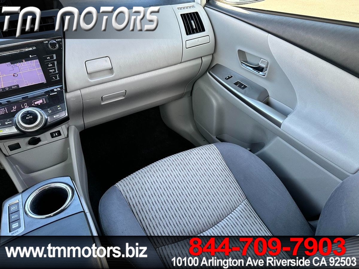 2017 Toyota Prius V Three photo 12