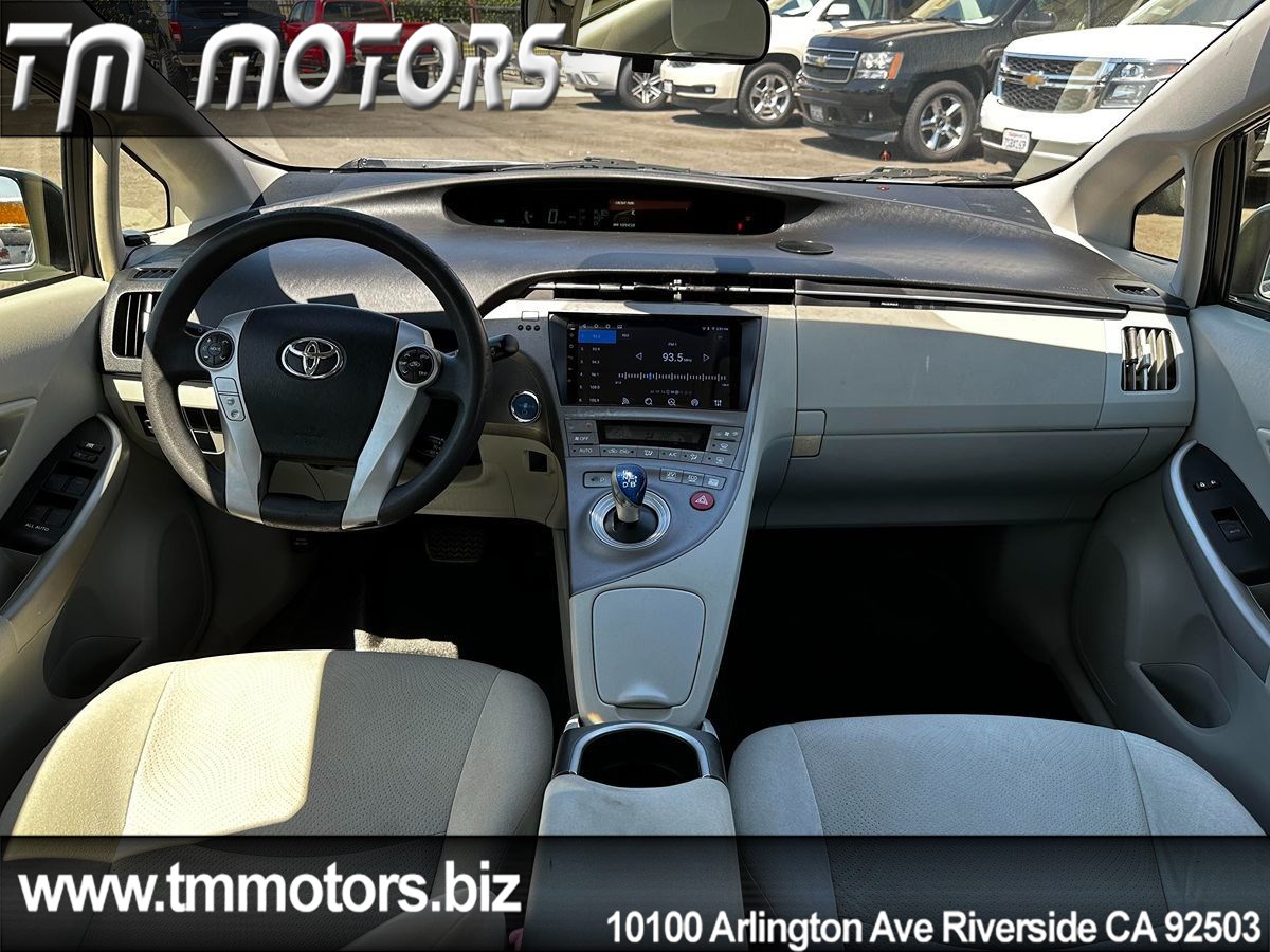 2012 Toyota Prius Three photo 7
