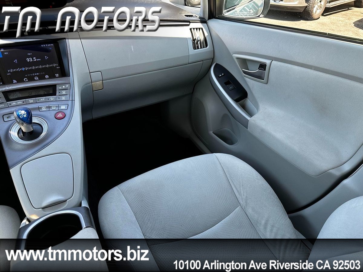 2012 Toyota Prius Three photo 12
