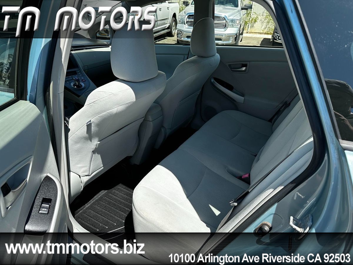 2012 Toyota Prius Three photo 9