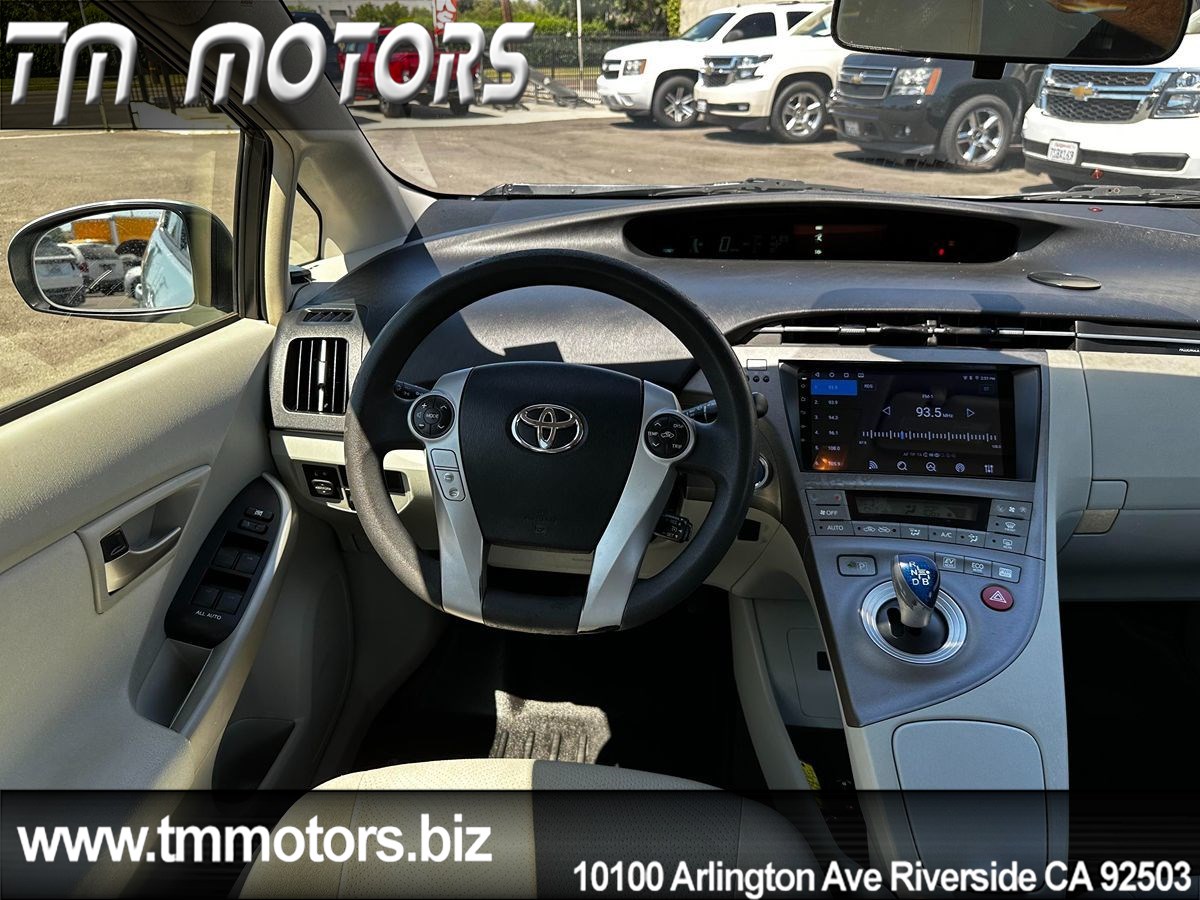 2012 Toyota Prius Three photo 13