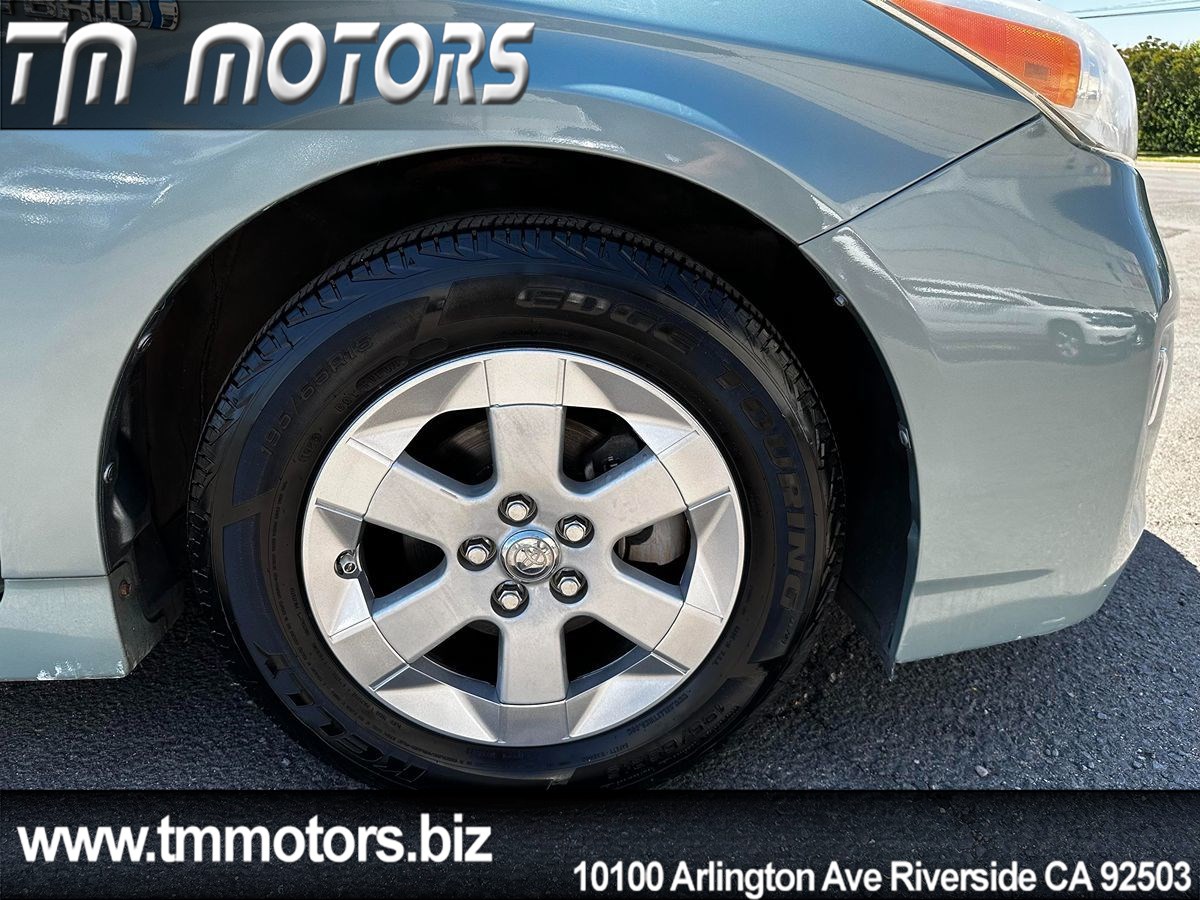 2012 Toyota Prius Three photo 10