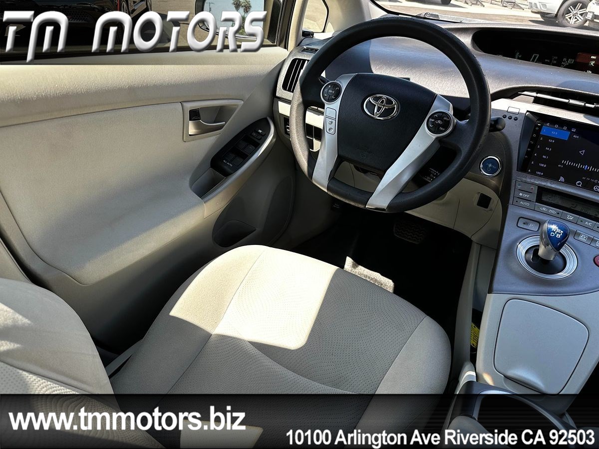 2012 Toyota Prius Three photo 14