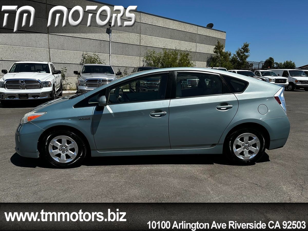 2012 Toyota Prius Three photo 3