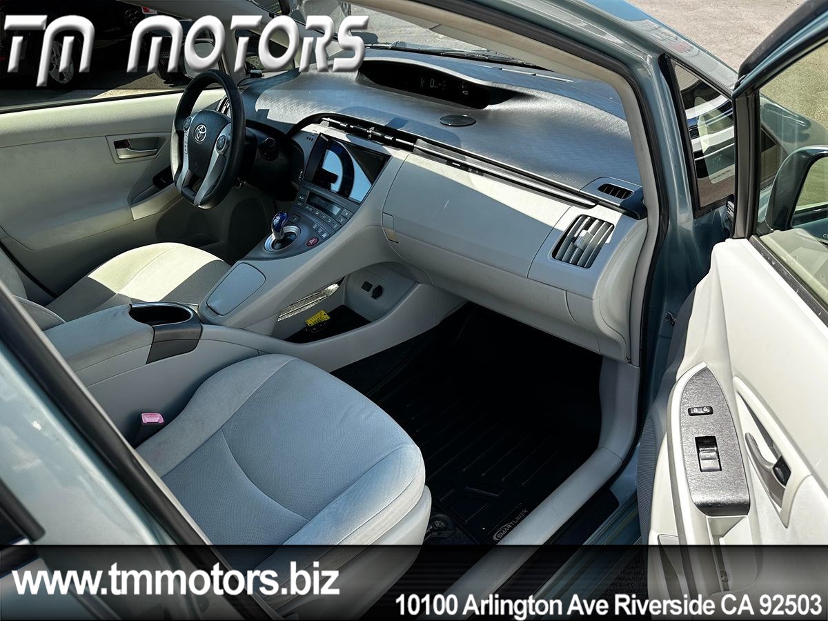 2012 Toyota Prius Three photo 11