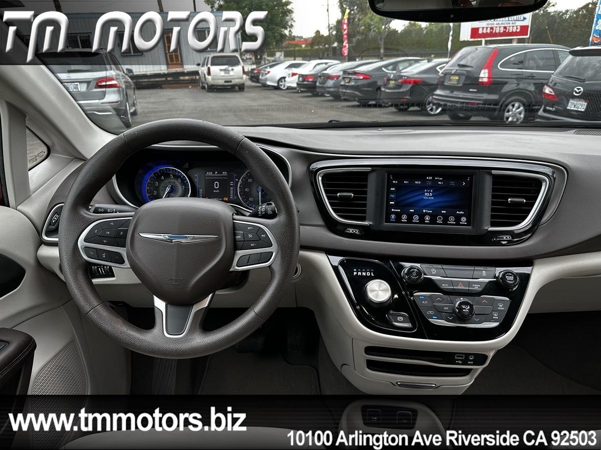2020 Chrysler Voyager LXi photo 14