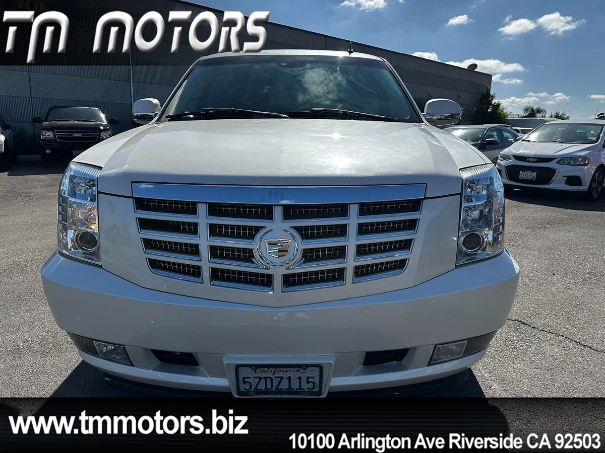 2007 Cadillac Escalade Luxury photo 2