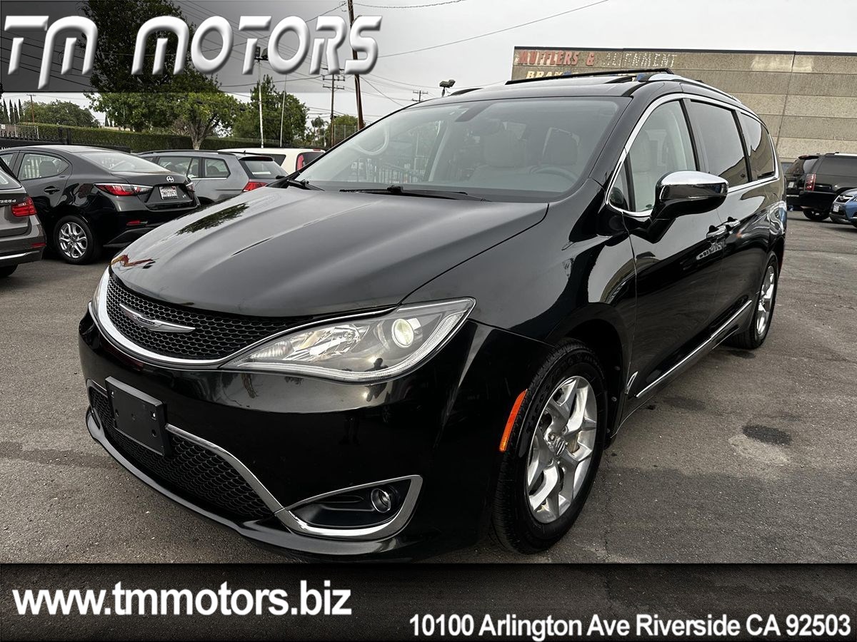 2017 Chrysler Pacifica Limited's photo