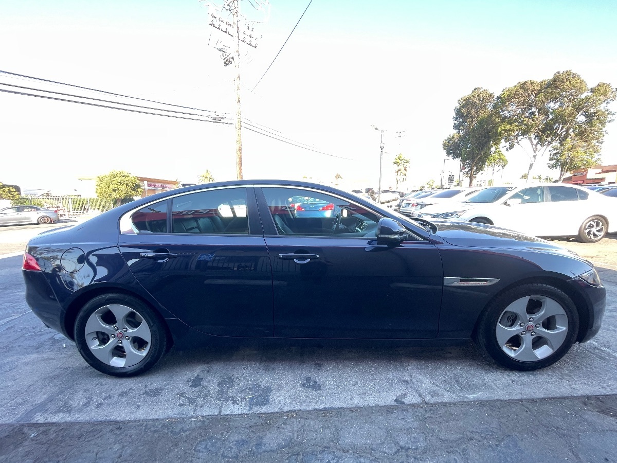 2017 Jaguar XE photo 4